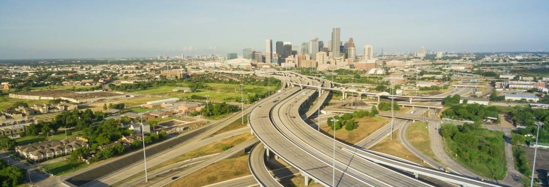 Straßen und Skyline von Houston im Sommer